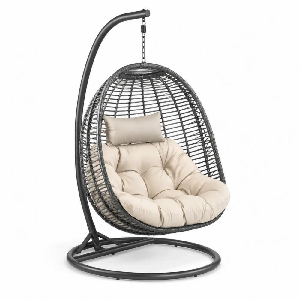 Hängesessel aus Metall und Rattan mit beigem Kissen